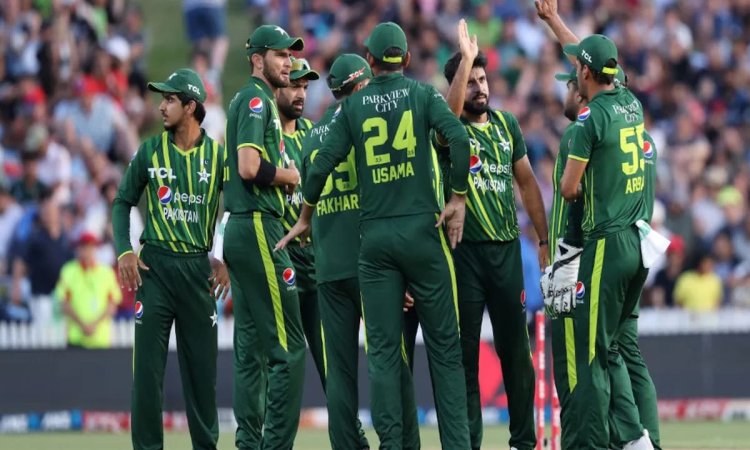 पूर्व पाकिस्तानी क्रिकेटर ने अपनी ही टीम पर बोला हमला, कहा - PAK टीम ने फैंस से इस वजह से चार्ज किये