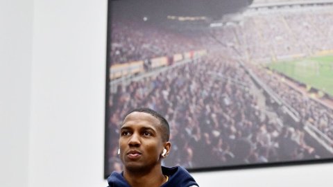 Ashley Young signs one-year contract with Everton