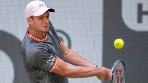 ATP Tour: Hubert Hurkacz moves past Zverev to reach final in Halle  