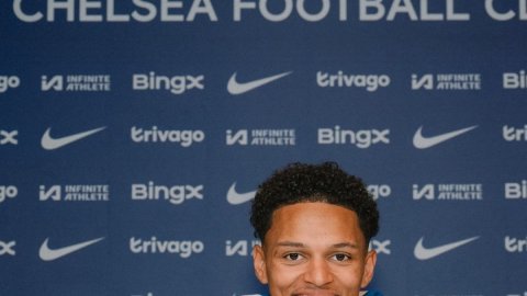 Chelsea FC sign Omari Kellyman on six-year deal; Ian Maatsen departs to Aston Villa