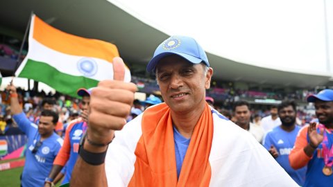 Dravid enthusiastically lifts T20 World Cup trophy after India's win over South Africa