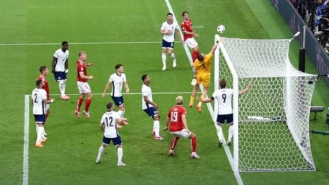 Euro 2024: Hjulmand stunner cancels out Kane goal as Denmark hold England 1-1