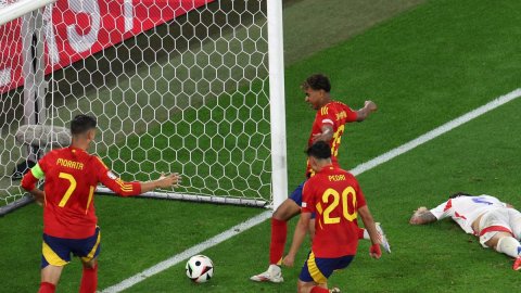 Euro 2024: Spain edge Italy to seal round of 16 spot