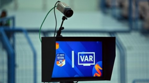 Football: English Premier League clubs vote to continue VAR, focus on enhancements