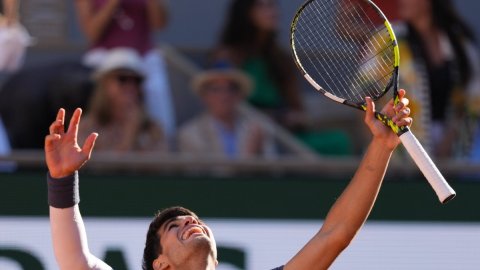 French Open: Carlos Alcaraz downs Sinner in five-set thriller to reach first final in Paris