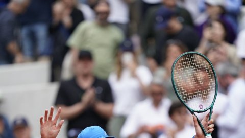 French Open: De Minaur rallies past Medvedev, first Australian to reach QF since 2004