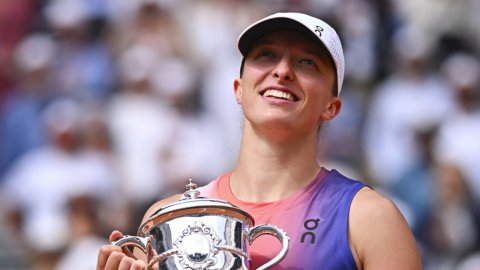 French Open: Iga Swiatek wins third consecutive women's singles title