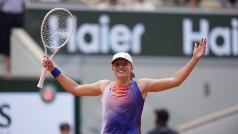 French Open: Swiatek dominates Vondrousova to meet Gauf in semis
