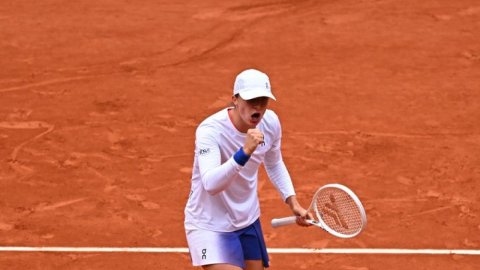 French Open: Swiatek sails into QF with commanding win over Potapova