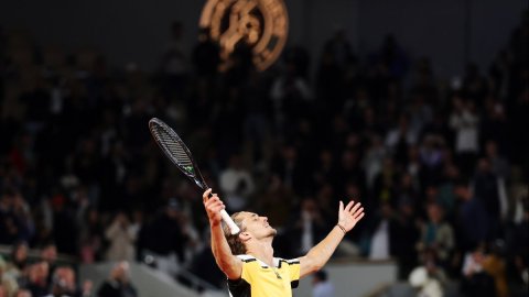 French Open: Zverev clinches 5-set thriller to edge Rune, sets QF with De Minaur