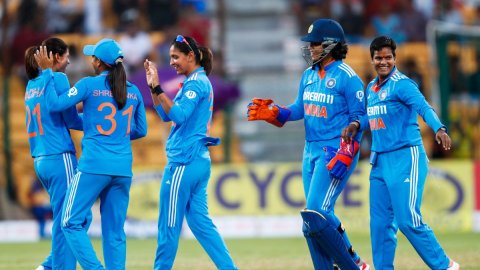 Smriti, Deepti & Pooja did the work of contributing for the team: Harmanpreet Kaur