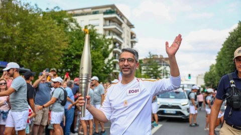 Abhinav Bindra carries Paris Olympic Flame ahead of opening ceremony 