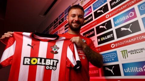 Adam Armstrong signs 3-year contract extension with Southampton FC