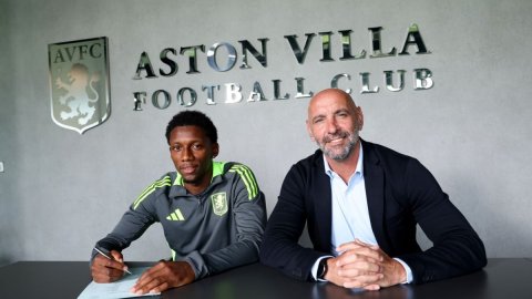 Aston Villa announce signing of Jaden Philogene from Hull City