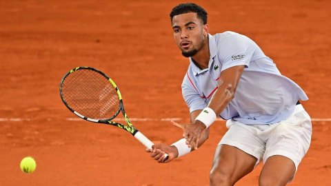 ATP Tour: Arthur Fils rallies past Munar in Hamburg opener