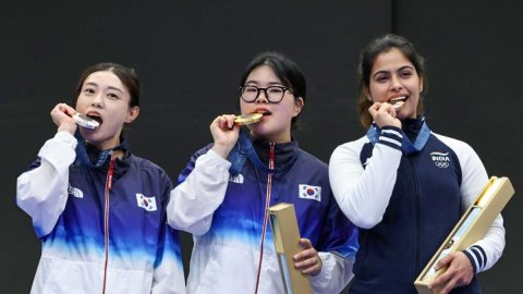 Chateauroux : India's Manu Bhaker Poses For A Photograph With Her Bronze Medal At The 2024 Summer Ol