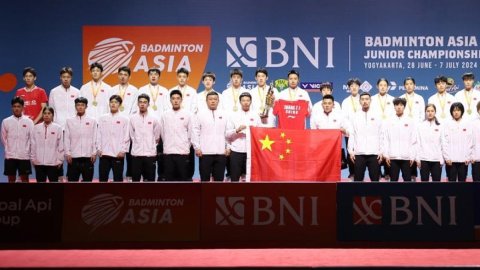 China's junior badminton team honours late teammate Zhang with an emotional victory