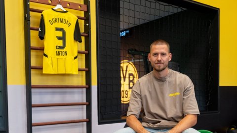 Dortmund sign German center-back Waldemar Anton from Stuttgart