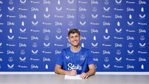 Everton complete loan signing of Jesper Lindstrom with option to buy from Napoli