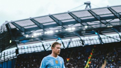 Guardiola confirms De Bruyne 'is not leaving' amidst Al-Ittihad speculations