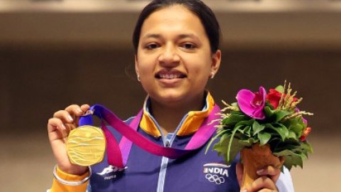 Hangzhou: Silver medallist Indian shooters Sift Kaur Samra, Manini Kaushik and Ashi Chouksey pose fo