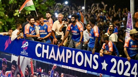 'Love u all my Team India', SRK lauds WC heroes as celebrations continue in Mumbai