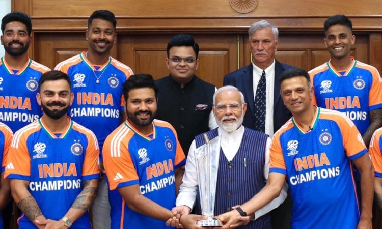 New Delhi: Prime Minister Narendra Modi with India's cricket team during a meeting at his residence