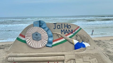 Odisha: Noted sand artist congratulates shooter Manu Bhaker with sand sculpture