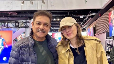 Ravi Shastri shares photo with ‘fashion icon’ Maria Sharapova