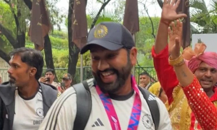 VIDEO: ढ़ोल पर जमकर नाचे रोहित शर्मा, दिल्ली पहुंचते ही हुआ धमाकेदार स्वागत