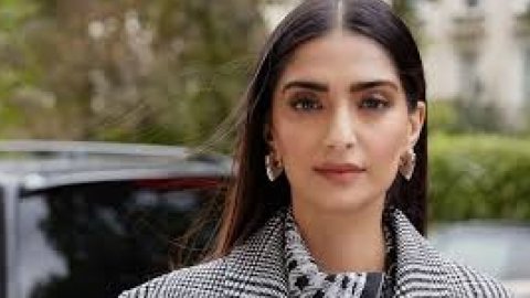 Sonam Kapoor exudes grace at the Wimbledon Women's Final in London