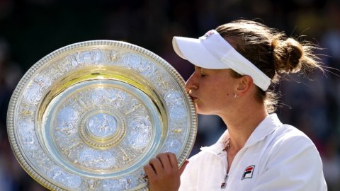 Wimbledon 2024: Krejcikova overcomes Paolini in three sets for first title at SW19 (Ld )