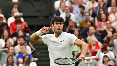 Wimbledon: Carlos Alcaraz overcomes Humbert in tough battle