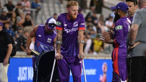 श्रीलंका टेस्ट सीरीज से पहले इंग्लैंड के कप्तान Ben Stokes हुए चोटिल, बैसाखियों के सहारे चलते हुए आए