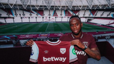 Aaron Wan-Bissaka joins West Ham from Man Utd on seven-year contract