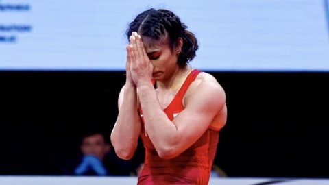 Bollywood reacts to Vinesh Phogat’s disqualification from Paris Olympics after historic win