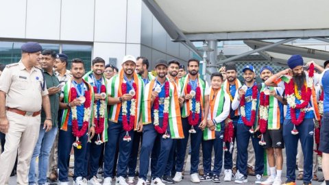 Bronze medal-winning Indian hockey team receives rousing welcome at IGI airport