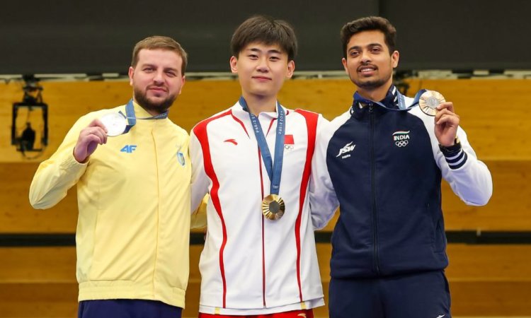  Chateauroux: India's Swapnil Kusale celebrates after winning the bronze medal