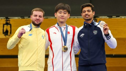  Chateauroux: India's Swapnil Kusale celebrates after winning the bronze medal