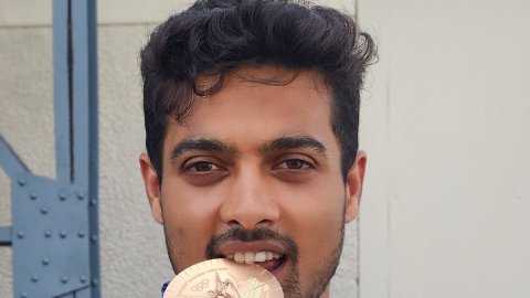 Chateauroux : India's Swapnil Kusale poses with his bronze medal after finishing third in the 50m ri