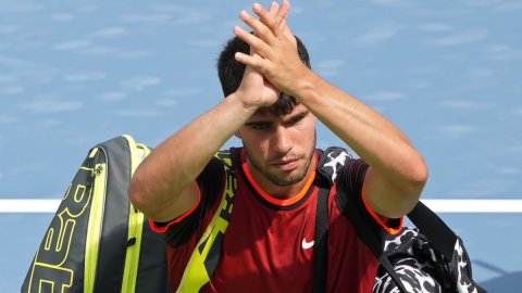 Cincinnati Open: Carlos Alcaraz apologises for smashing racquet on court after early exit