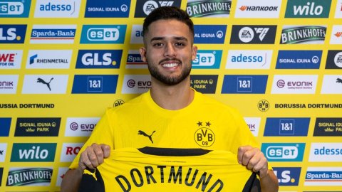 Football: Dortmund sign Brazil defender Yan Couto on loan from Man City