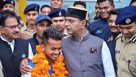 Hockey midfielder Vivek Sagar gets hero's welcome in MP after Paris Olympics bronze