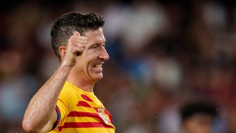 Lewandowski's brace guides Barca to win over Valencia