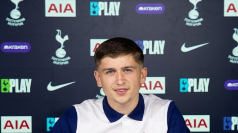 Mikey Moore signs first professional contract with Tottenham Hotspur