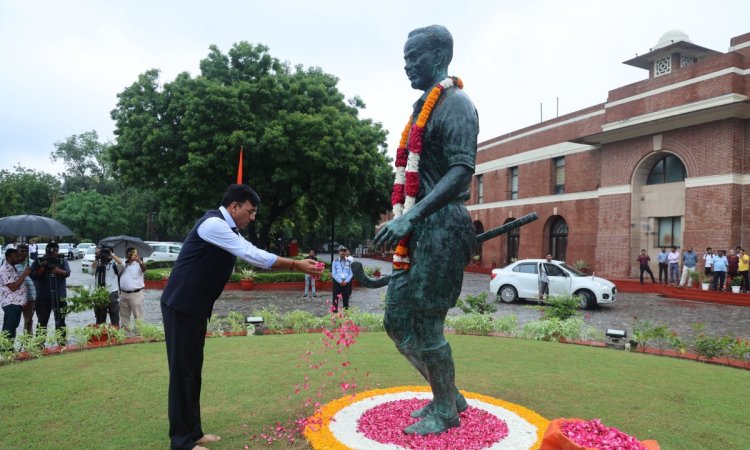 National Sports Day: Mansukh Mandaviya pays floral tribute to Major Dhyan Chand