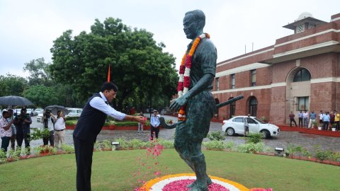 National Sports Day: Mansukh Mandaviya pays floral tribute to Major Dhyan Chand