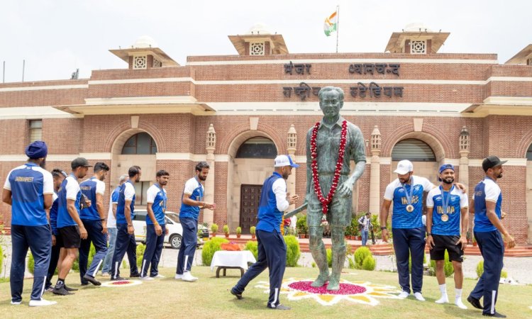 New Delhi: Indian Men's Hockey Team players pay tribute to legend Major Dhyan Chand after bagging th