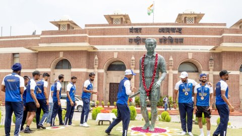 New Delhi: Indian Men's Hockey Team players pay tribute to legend Major Dhyan Chand after bagging th