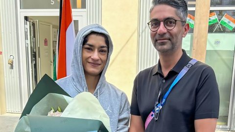 Paris : Olympic gold medallist Abhinav Bindra meets wrestler Vinesh Phogat at the Games Village